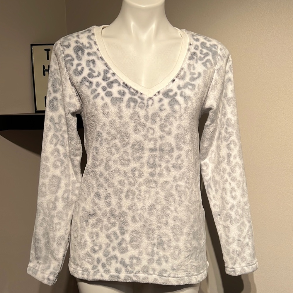 1/2 Price Sale (was listed at $30) UGG Daisy Super Soft Sweatshirt Size S NWOT